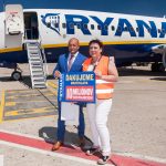 Obchodná a marketingová manažérka Ryanairu pre strednú a východnú Európu Olga Pawlonka a generálny riaditeľ a predseda predstavenstva Letiska M. R. Štefánika v Bratislave Ing. Jozef Pojedinec