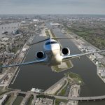 Bombardier opúšťajúci letisko London City