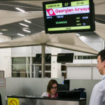 Check-in prepážka odbavujúca cestujúcich do Tbilisi