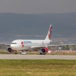 Airbus roluje na stojanku pri veži