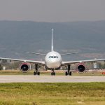 Airbus roluje na stojanku pri veži