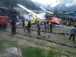 Nehoda L-410 na letisku v Lukle (c)thehimalayantimes.com