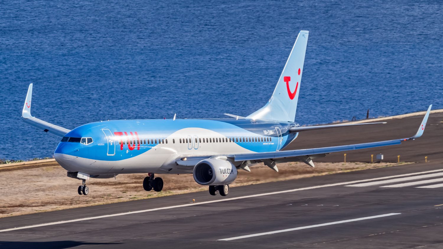 Boeing 737-800 TUI (foto z kaviarne)