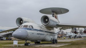 AWACS Antonov An-71, radar je netradične umiestnený na konci smerového krídla.