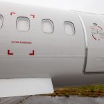 Detail dverí a únikového východu Bombardier Dash 8 Q400