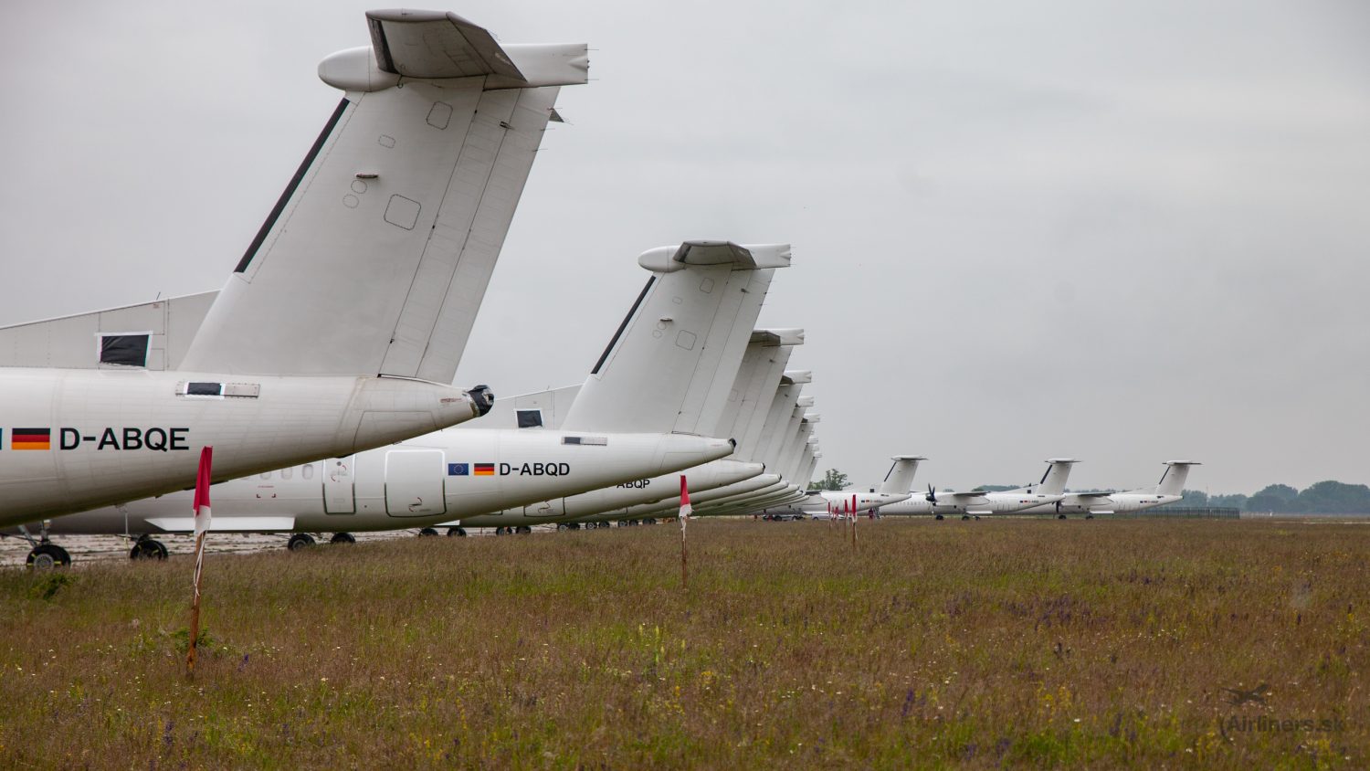 Zaparkované lietadlá Eurowings a Austrian Airlines