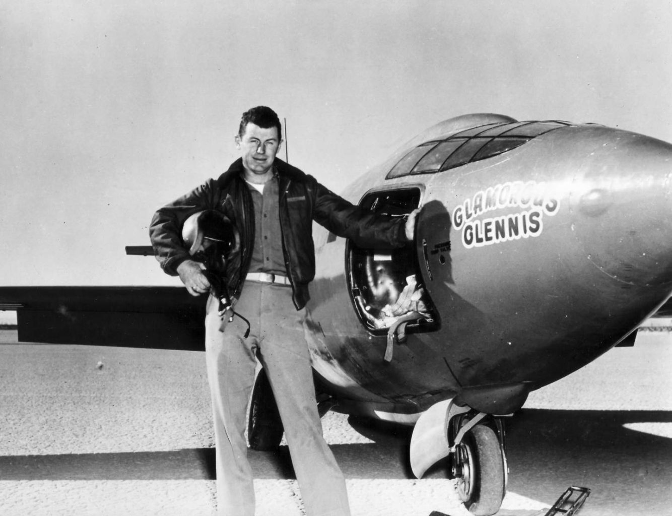 Chuck Yeager a lietadlo Bell X-1 (c)airandspace.si.edu