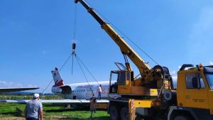 Montáž krídel na našom Fokkri (c)airliners.sk