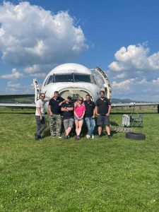 Montáž krídel na našom Fokkri (c)airliners.sk