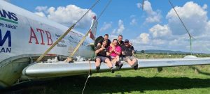 Montáž krídel na našom Fokkri (c)airliners.sk