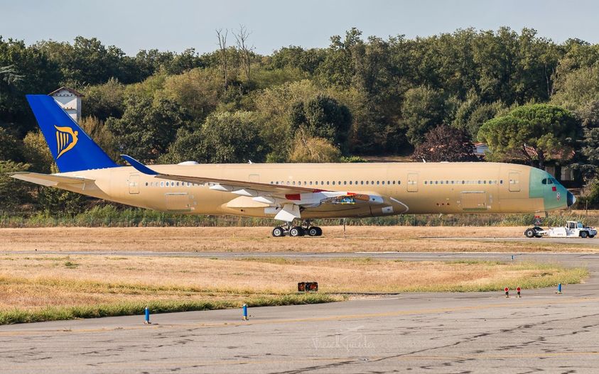 Airbus A350-850 pre Ryanair (c)twitter.com/frenchpainter