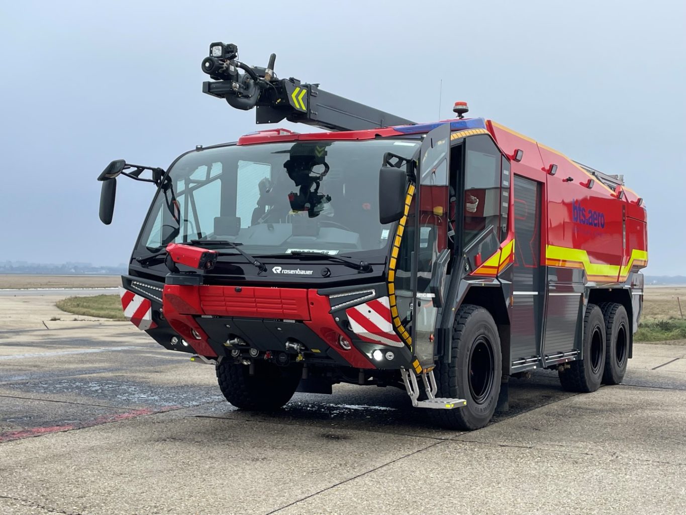 Letiskový hasičský špeciál Rosenbauer Panther 6x6