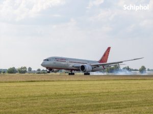 Prílet Dreamlinera Air India do Amsterdamu (c)schiphol airport