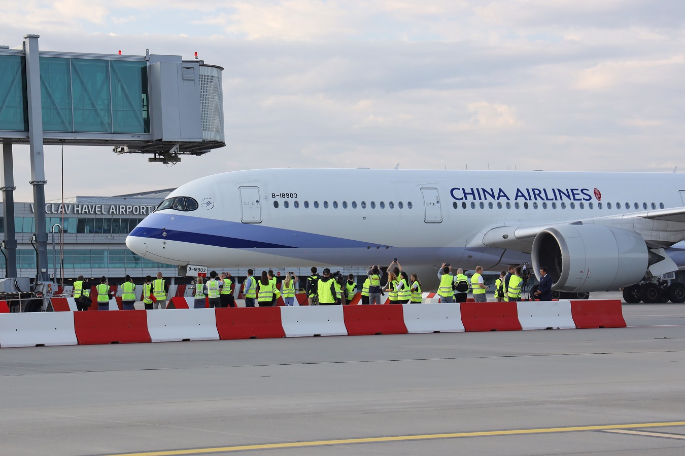 Airbus A350 spoločnosti China Airlines na prílete linky Taipei-Praha (c)prg.aero