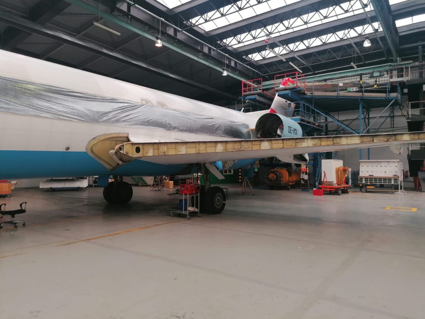 Fokker 100 sa vyťažuje - vymontovávajú sa z neho všetky hodnotné súčiastky a komponenty.