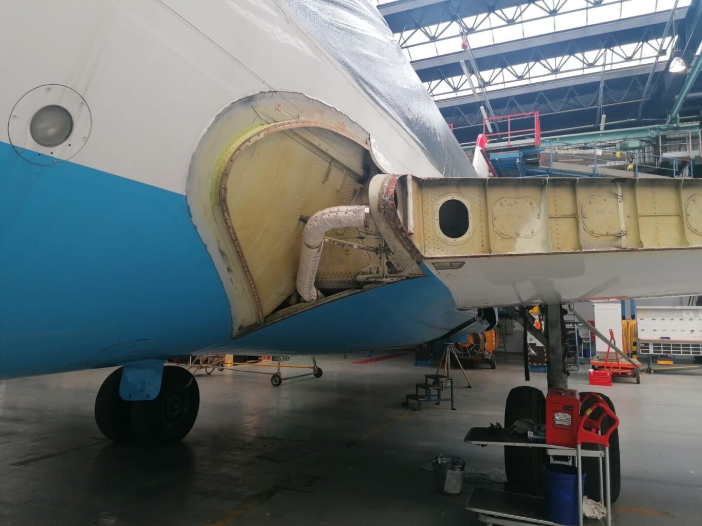 Fokker 100 sa vyťažuje - vymontovávajú sa z neho všetky hodnotné súčiastky a komponenty.