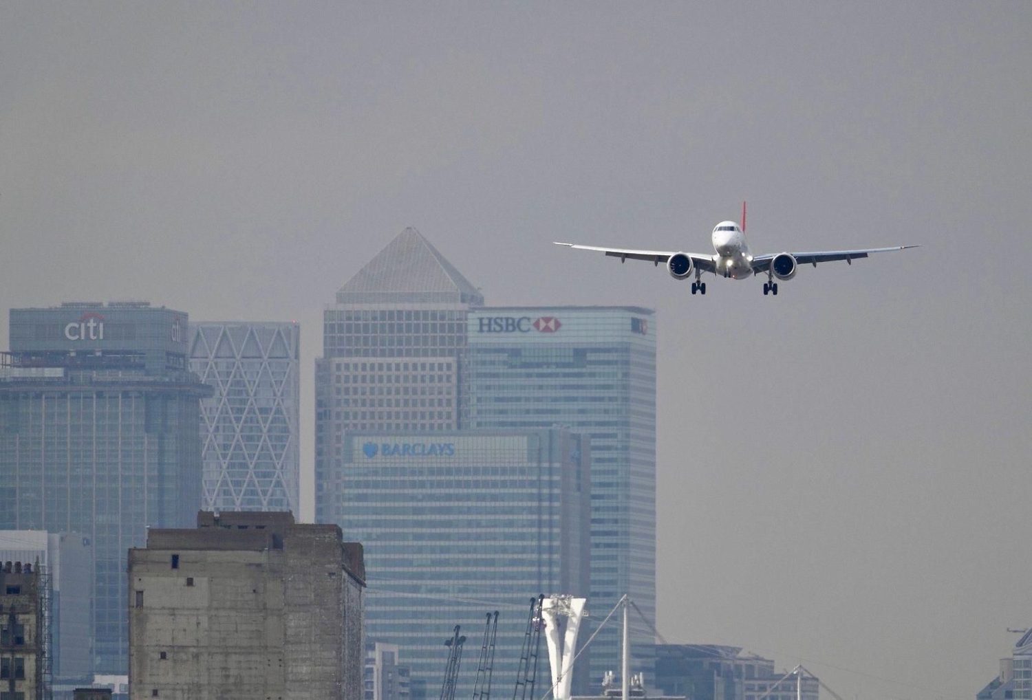 Prvý prílet Embraeru E195-E2 na letisku London City (c)helvetic.com
