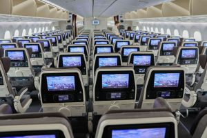 Kabína turistickej triedy na palube Boeingu 787 Dreamliner spoločnosti Etihad Airways na linke z Abú Dhabú do Prahy