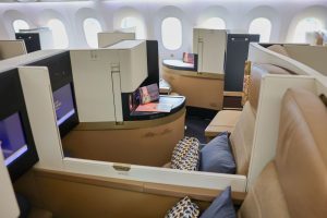 Kabína biznis triedy na palube Boeingu 787 Dreamliner spoločnosti Etihad Airways na linke z Abú Dhabú do Prahy