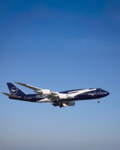 Lufthansa predstavila Boeing 747-8 so špeciálnym náterom k 100. výročiu (c)lufthansa.com